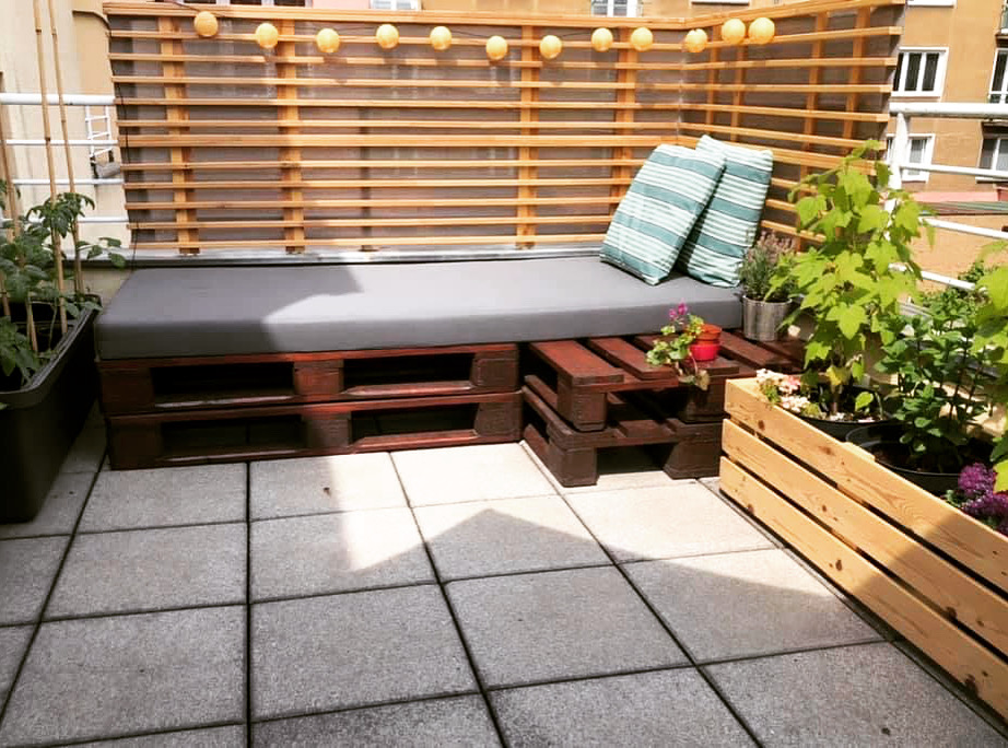 venkovní postel s outdoor matrací na paletách